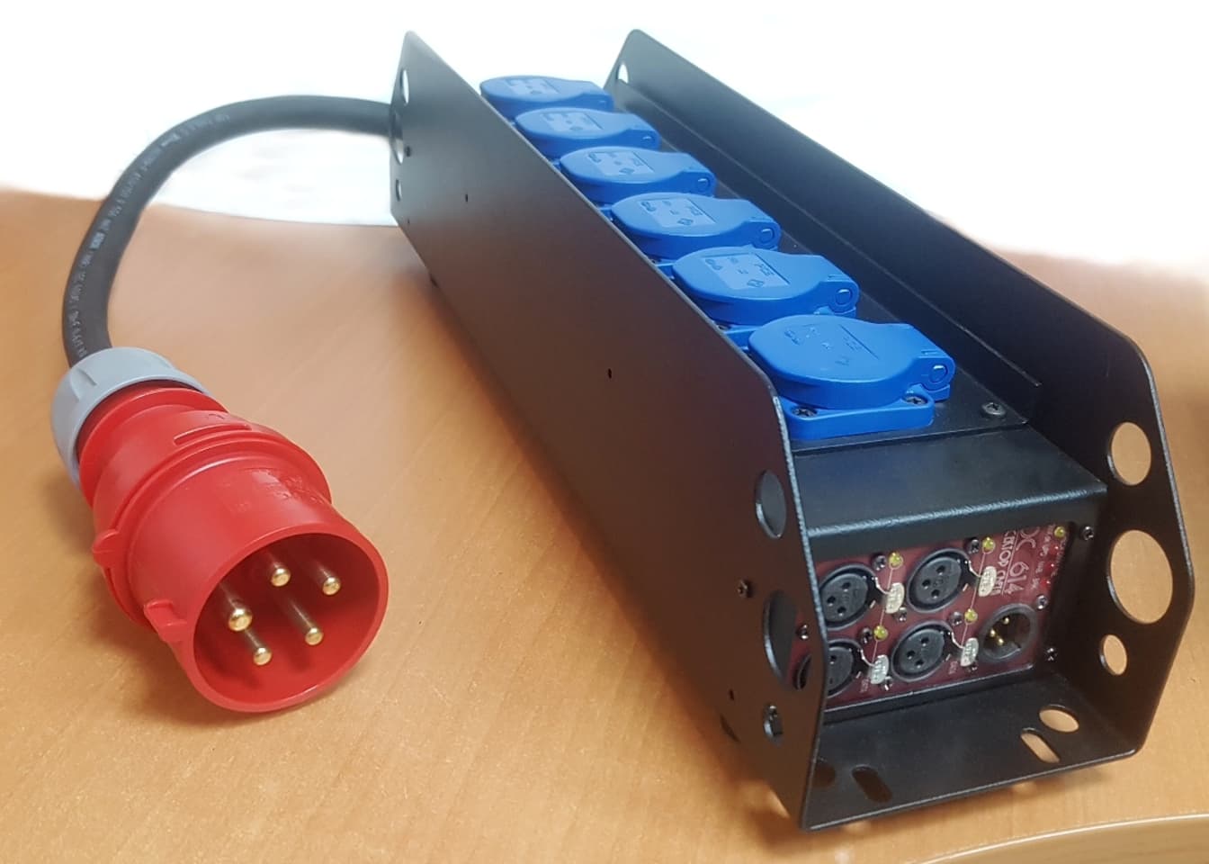  Блок  распределения питания  со встроенным сплиттером. DC 614 Schuko